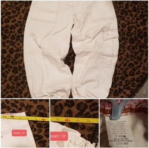 White cargo style capri women's pants.   Unkown brand, size small.